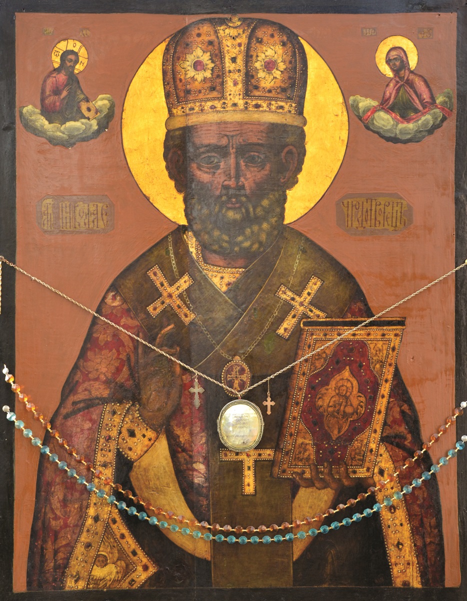 Икона святителя Николая Чудотворца с частицей мощей преподобного Нила Столобенского в панагии.