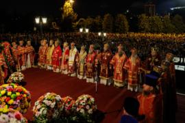 Царские дни 2023: ночную Божественную литургию у Храма-на-Крови возглавили двенадцать архиереев