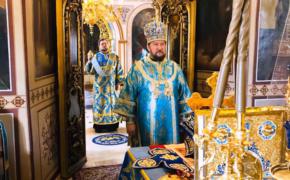 В субботу акафиста епископ Антоний совершил Божественную литургию на Сербском подворье в Москве