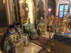В праздник Введения во храм Пресвятой Богородицы епископ Моравичский Антоний совершил Божественную литургию на Сербском подворье в Москве