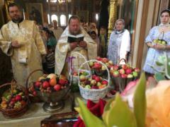 Божественная литургия и чин освящения плодов в праздник Преображения Господня на Сербском подворье в Москве