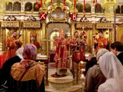 В праздник Христова Воскресения епископ Антоний возглавил торжественное богослужение в храме святых апостолов Петра и Павла на Сербском Подворье в Москве